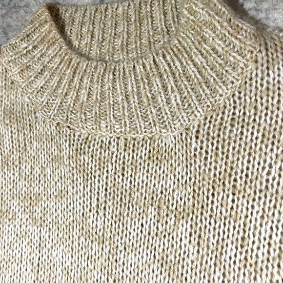 Chunky knit neutral sweater - Picture 4 of 5